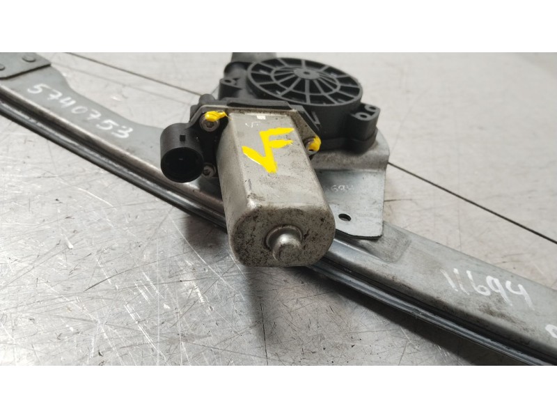 Recambio de elevalunas delantero derecho para dacia duster ambiance 4x2 referencia OEM IAM 8200733828  