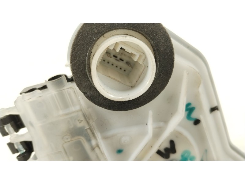 Recambio de cerradura puerta trasera derecha para toyota aygo x-cite referencia OEM IAM 6905002390  