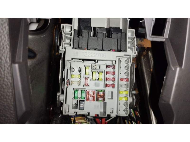CAJA RELES / FUSIBLES 13222786 