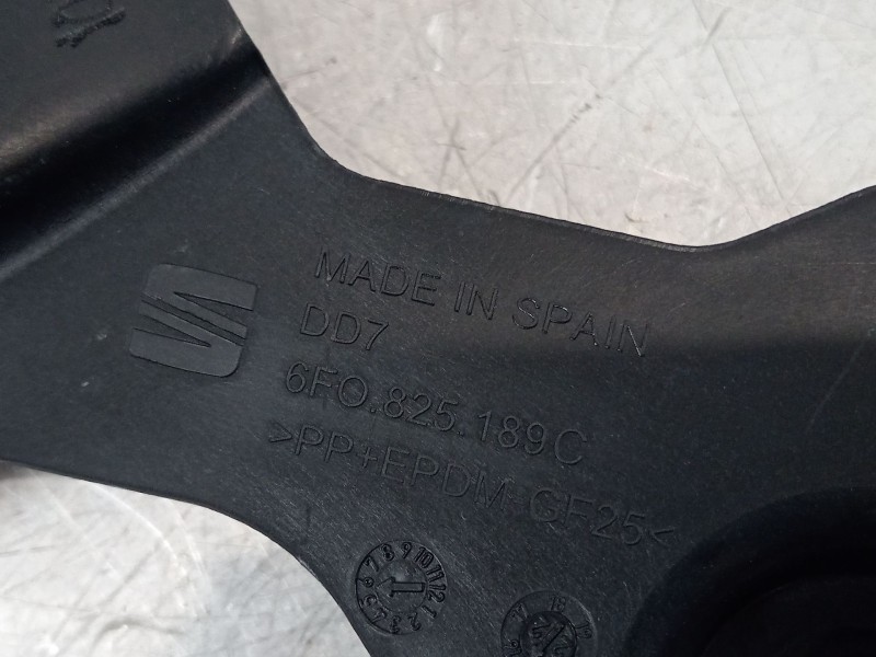 Recambio de moldura para seat ibiza v (kj1, kjg) 1.0 tsi referencia OEM IAM 6F0825189C  