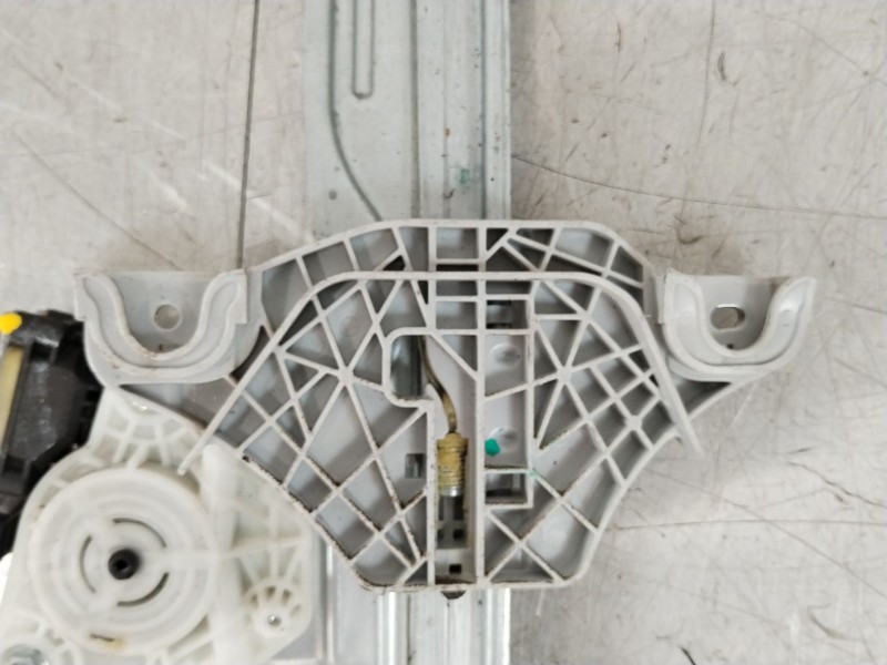 Recambio de elevalunas delantero derecho para hyundai kona tecno 2wd referencia OEM IAM 82402J9000  82460J9000