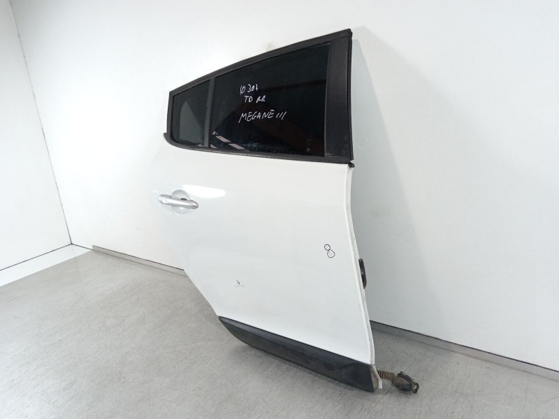 Recambio de puerta trasera derecha para renault megane iii berlina 5 p dynamique referencia OEM IAM   