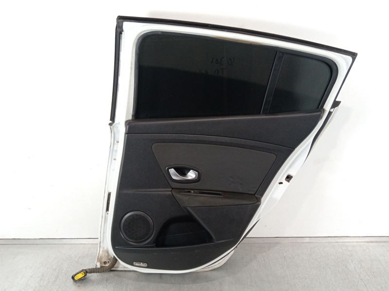 Recambio de puerta trasera derecha para renault megane iii berlina 5 p dynamique referencia OEM IAM   
