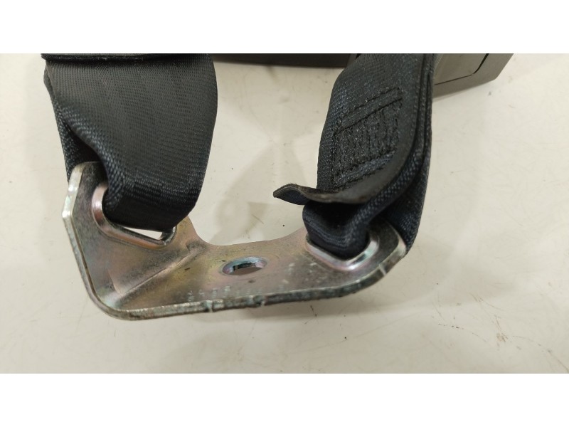 Recambio de enganche cinturon trasero derecho para citroën c4 aircross 1.6 hdi 115 referencia OEM IAM 1608172880  