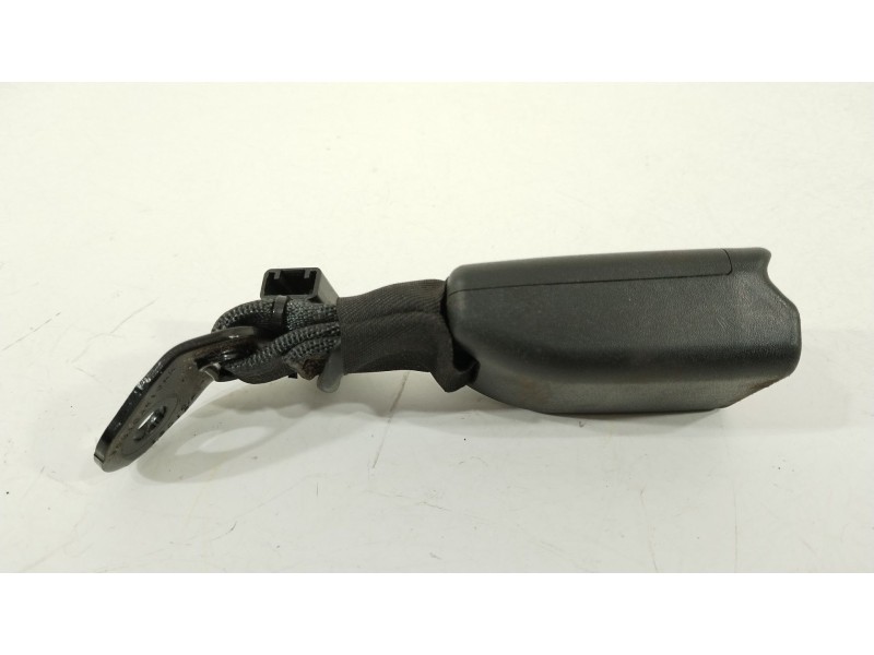Recambio de enganche cinturon trasero derecho para toyota aygo x-cite referencia OEM IAM 733800H031C0  309104610AA