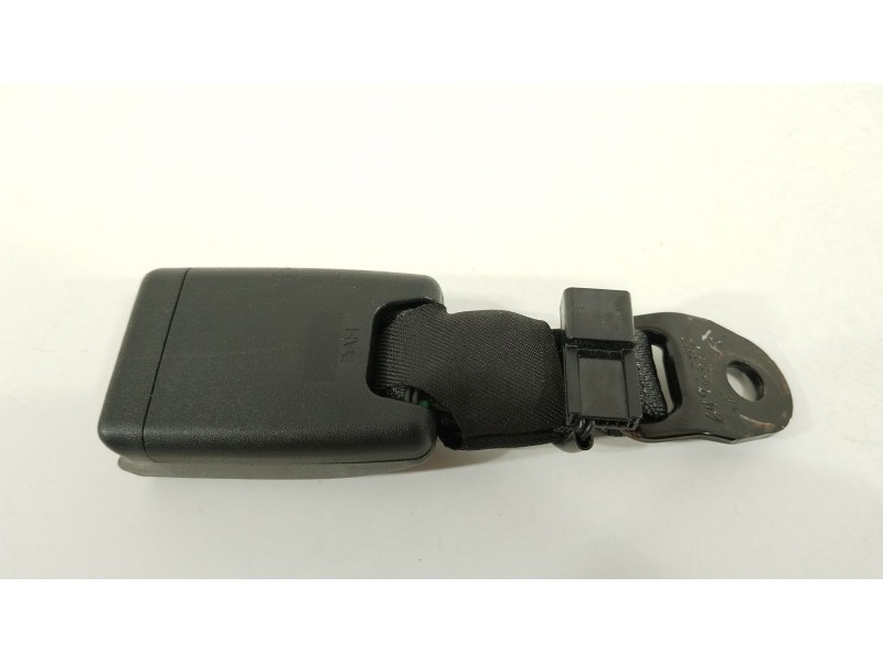 Recambio de enganche cinturon trasero izquierdo para toyota aygo x-cite referencia OEM IAM 733800H031C0  309104610AA