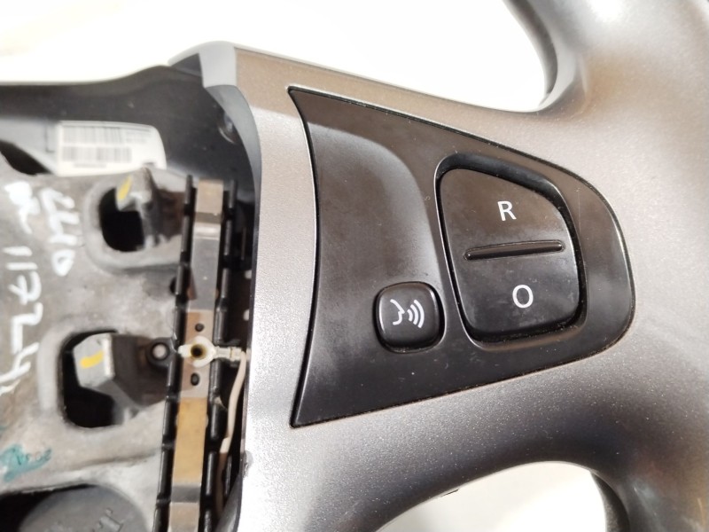 Recambio de volante para renault clio iv limited referencia OEM IAM 484004610R  