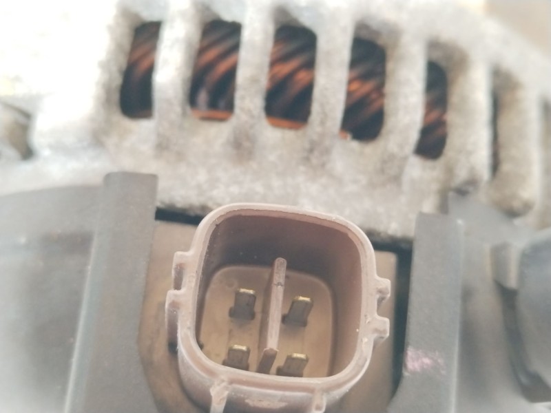 Recambio de alternador para toyota yaris active referencia OEM IAM 270600N040  