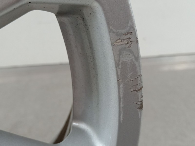 Recambio de llanta para toyota auris hybrid active referencia OEM IAM HL45182  