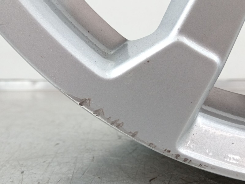 Recambio de llanta para toyota auris hybrid active referencia OEM IAM HL45182  