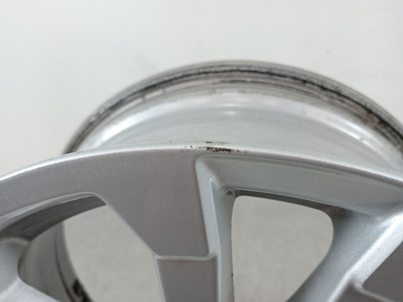 Recambio de llanta para toyota auris hybrid active referencia OEM IAM HL45182  