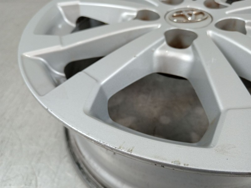 Recambio de llanta para toyota auris hybrid active referencia OEM IAM HL45182  