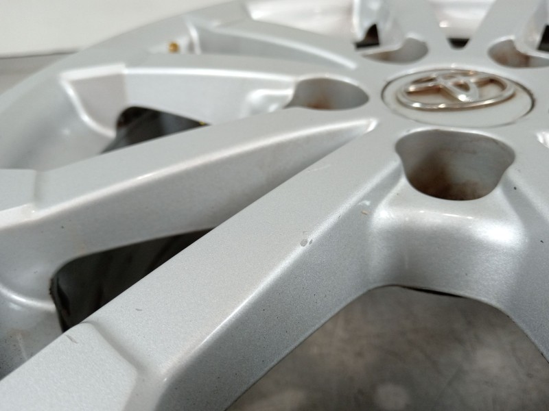 Recambio de llanta para toyota auris hybrid active referencia OEM IAM HL45182  