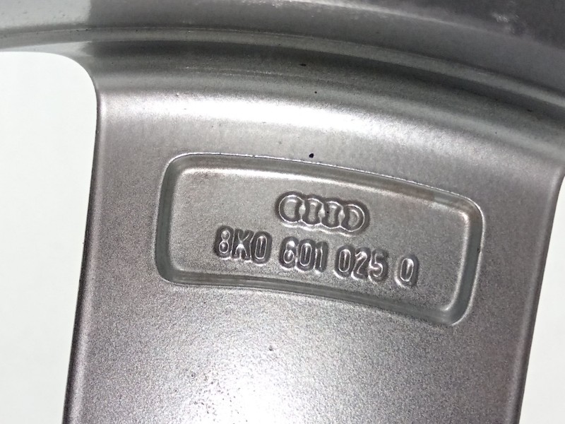 Recambio de llanta para audi a4 ber. (b8) básico referencia OEM IAM 8K0601025  