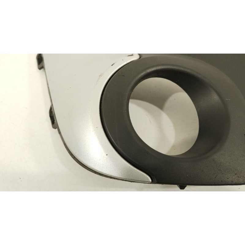 Recambio de rejilla paragolpes derecha para renault twingo ii (cn0_) 1.2 16v (cn0k, cn0v) referencia OEM IAM 7701209604  