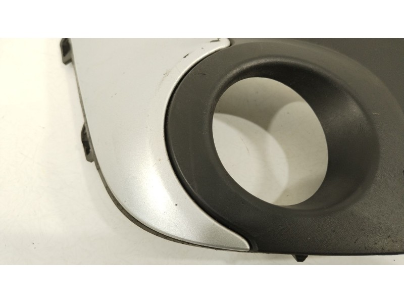 Recambio de rejilla paragolpes derecha para renault twingo ii (cn0_) 1.2 16v (cn0k, cn0v) referencia OEM IAM 7701209604  