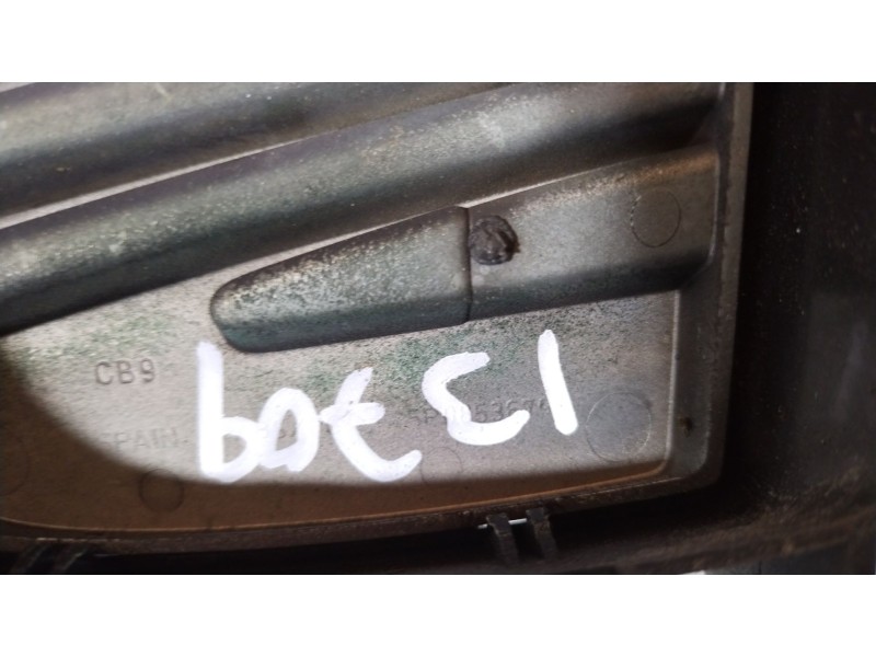 Recambio de rejilla delantera para seat toledo iii (5p2) 1.9 tdi referencia OEM IAM 5P0853654  5P0853651A