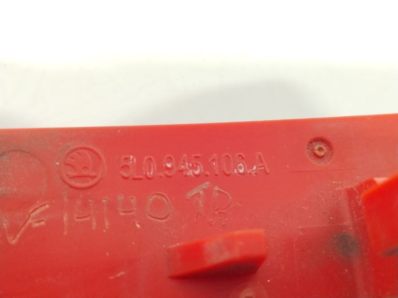 Recambio de moldura para skoda yeti (5l) 1.2 tsi referencia OEM IAM 5L0945106A  