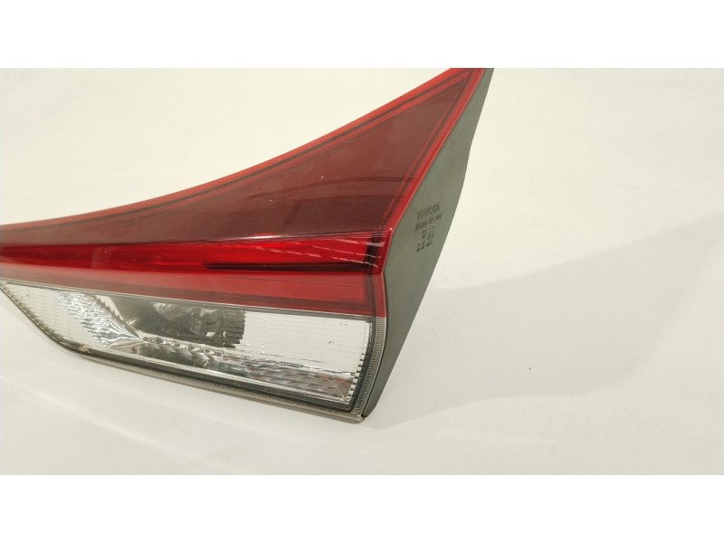 Recambio de piloto trasero derecho en porton para toyota auris hybrid active referencia OEM IAM 8158102830  