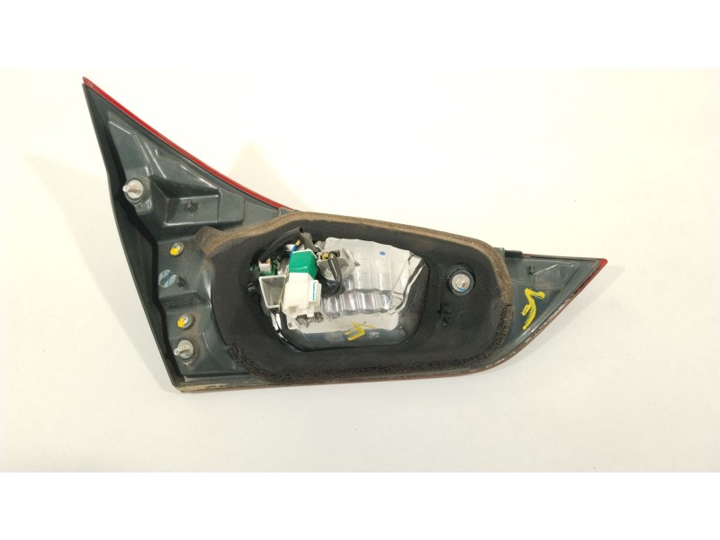 Recambio de piloto trasero derecho en porton para toyota auris hybrid active referencia OEM IAM 8158102830  