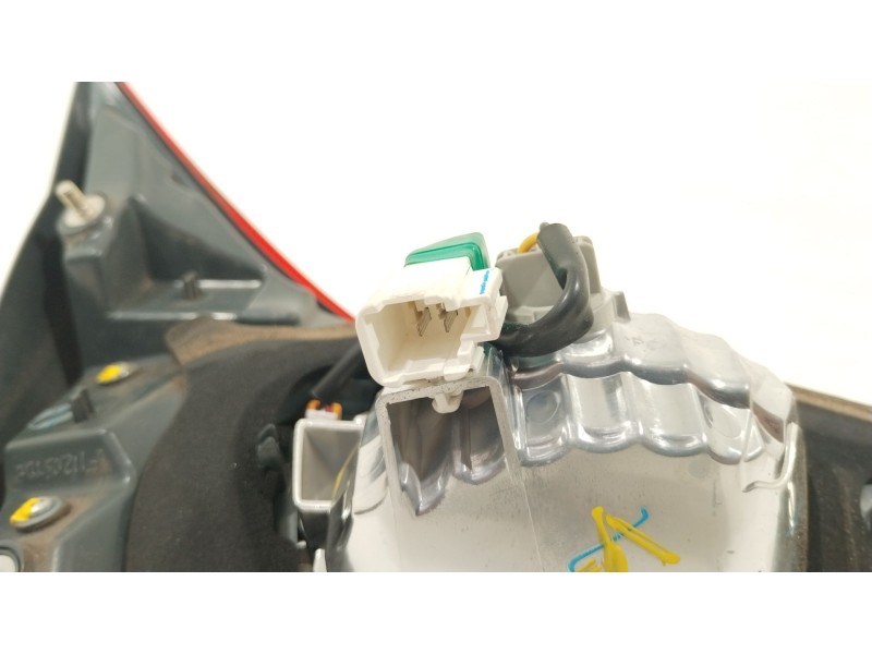 Recambio de piloto trasero derecho en porton para toyota auris hybrid active referencia OEM IAM 8158102830  