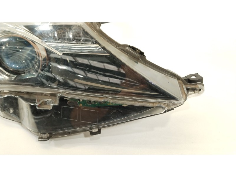 Recambio de faro derecho para toyota auris hybrid active referencia OEM IAM 8113002J61  