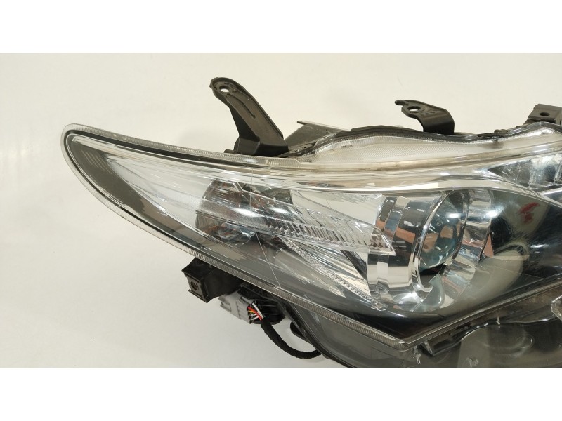 Recambio de faro derecho para toyota auris hybrid active referencia OEM IAM 8113002J61  