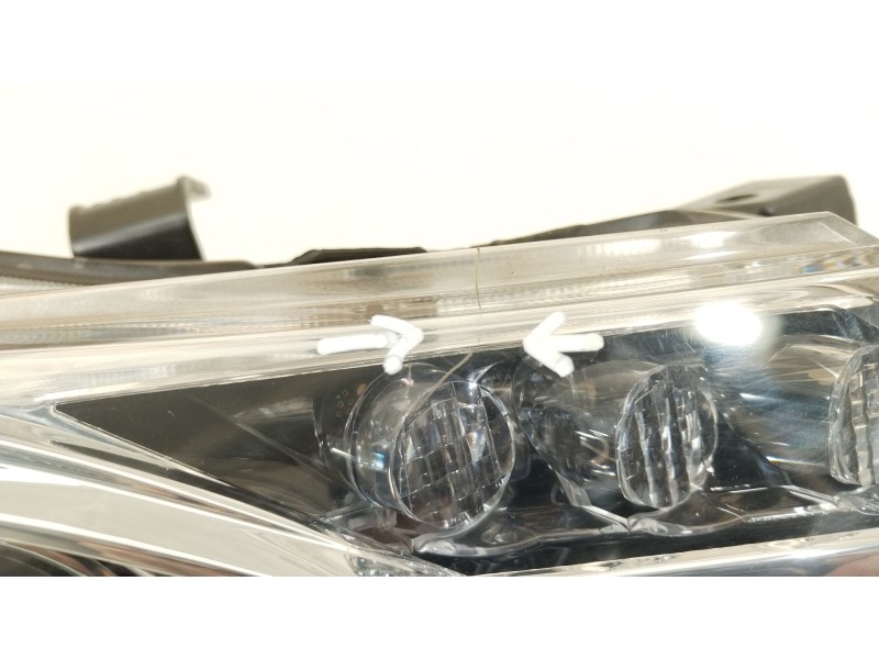 Recambio de faro derecho para toyota auris hybrid active referencia OEM IAM 8113002J61  