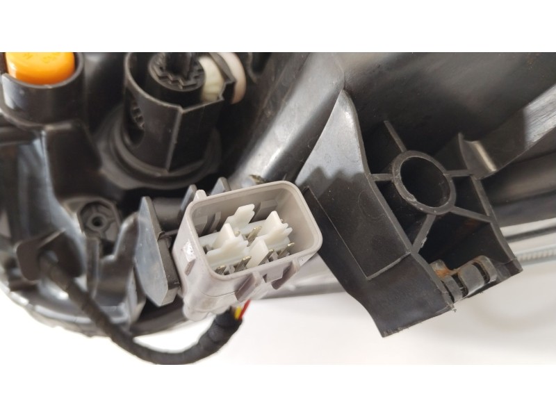 Recambio de faro derecho para toyota auris hybrid active referencia OEM IAM 8113002J61  