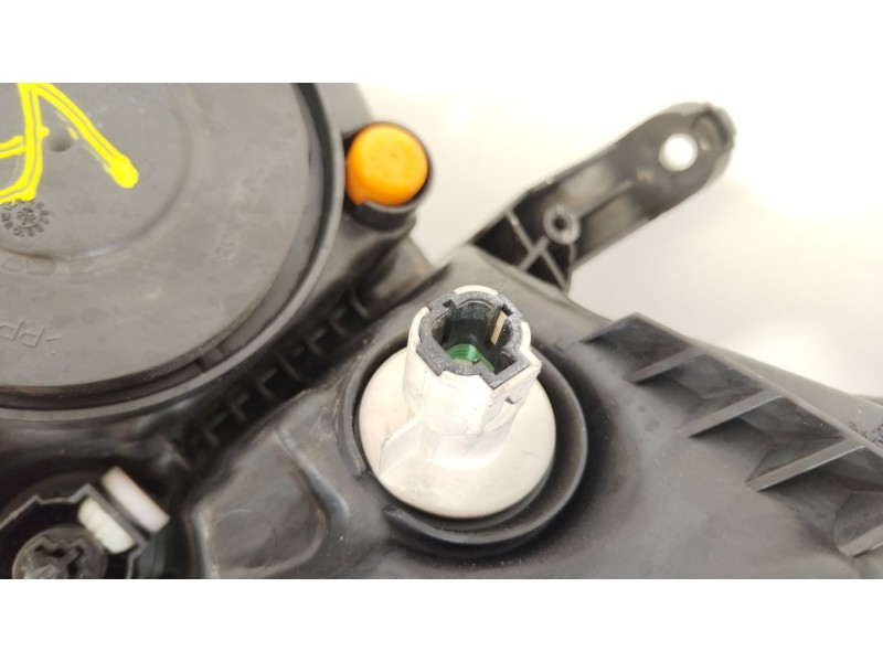 Recambio de faro derecho para toyota auris hybrid active referencia OEM IAM 8113002J61  