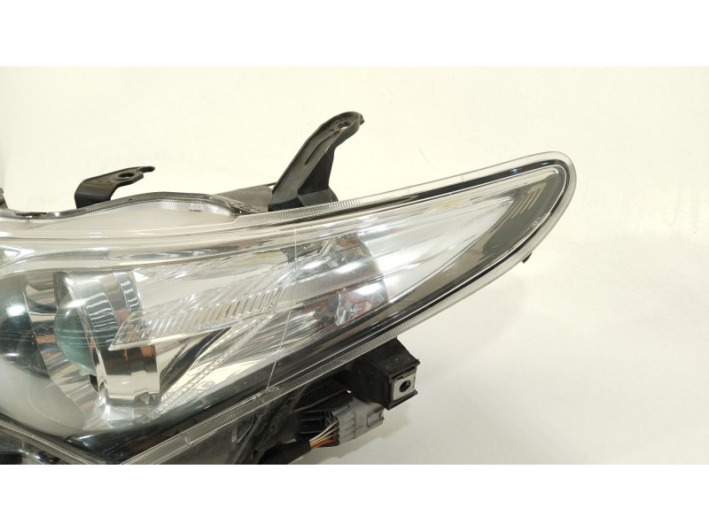 Recambio de faro izquierdo para toyota auris hybrid active referencia OEM IAM 8117002J61  
