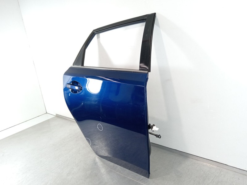 Recambio de puerta trasera derecha para toyota auris hybrid active referencia OEM IAM 6700302380  