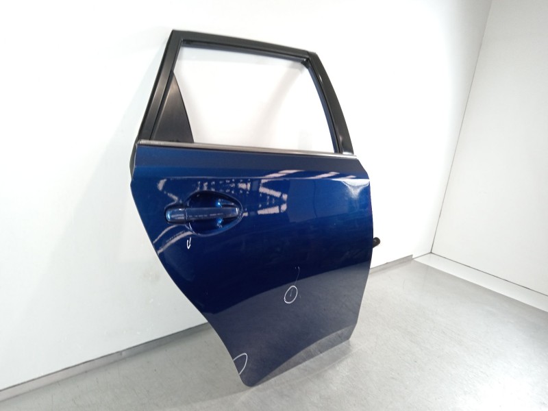 Recambio de puerta trasera derecha para toyota auris hybrid active referencia OEM IAM 6700302380  