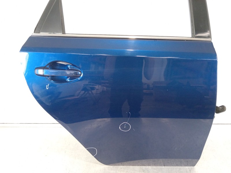 Recambio de puerta trasera derecha para toyota auris hybrid active referencia OEM IAM 6700302380  