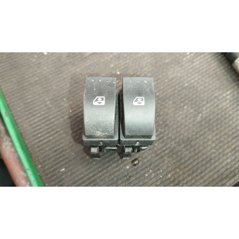 Recambio de mando elevalunas delantero izquierdo para nissan primastar furgoneta (x83) 2.0 dci 115 referencia OEM IAM 462060185 