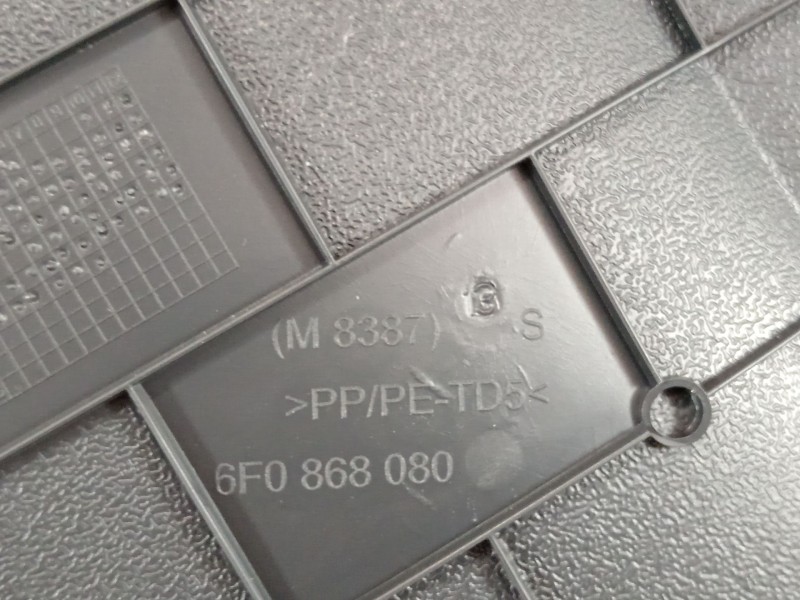 Recambio de guarnecido puerta delantera derecha para seat arona referencia OEM IAM 6F0868080 6F0867131 