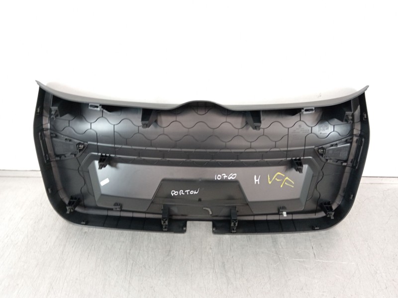Recambio de guarnecido porton trasero para seat arona referencia OEM IAM 6F9867601  