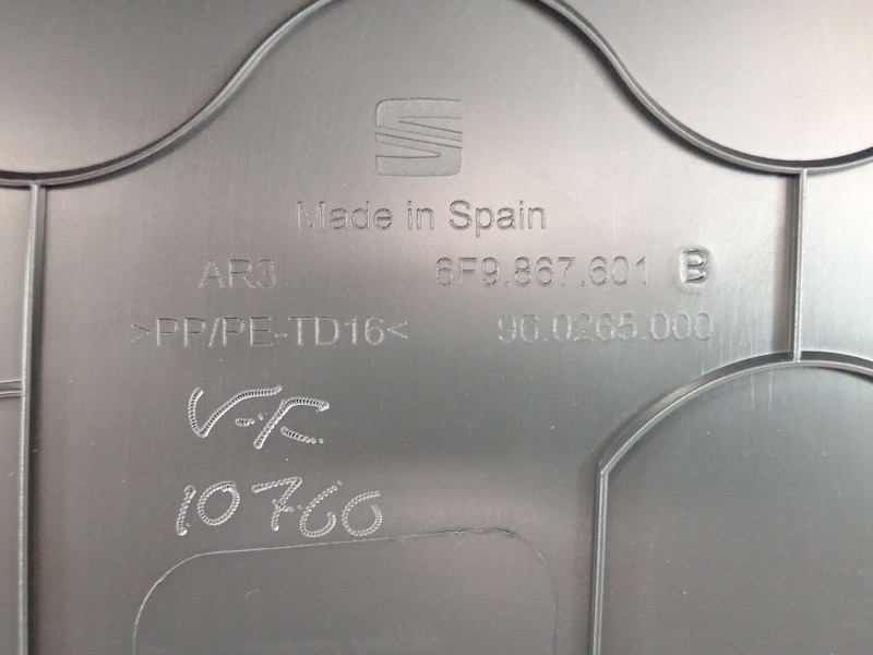 Recambio de guarnecido porton trasero para seat arona referencia OEM IAM 6F9867601  