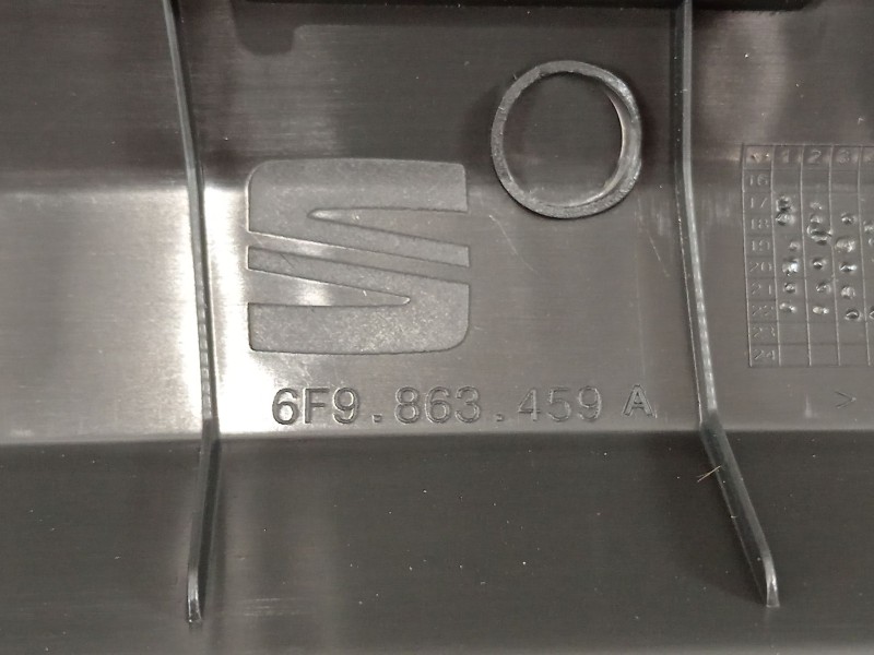 Recambio de moldura para seat arona referencia OEM IAM 6F9863459A  