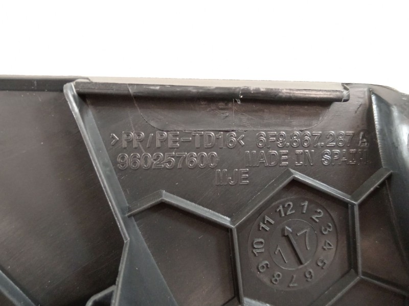 Recambio de moldura para seat arona referencia OEM IAM 6F9867287A  