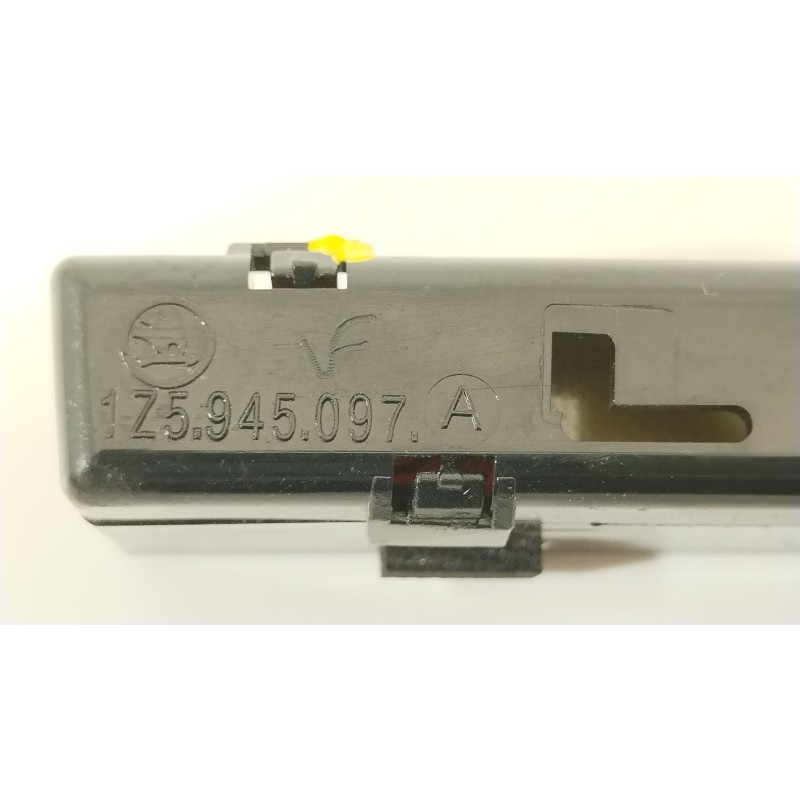 Recambio de piloto trasero central para skoda octavia iii (5e3, nl3, nr3) 1.5 tsi referencia OEM IAM 1Z5945097A  