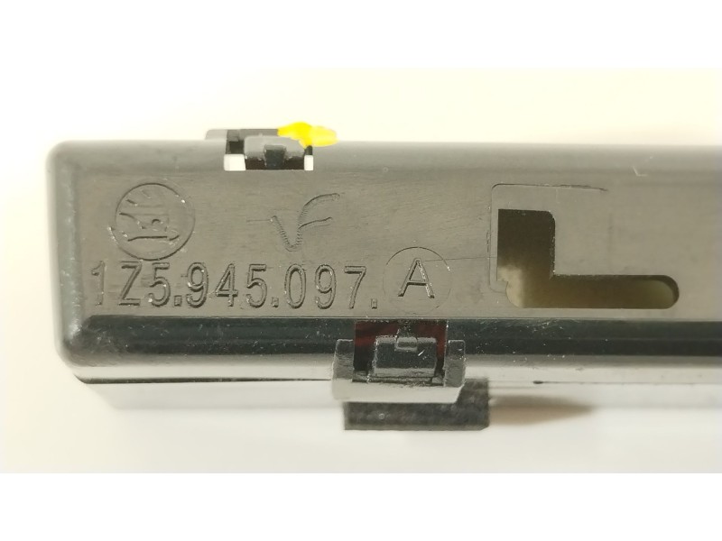 Recambio de piloto trasero central para skoda octavia iii (5e3, nl3, nr3) 1.5 tsi referencia OEM IAM 1Z5945097A  