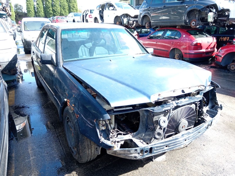 mercedes-benz 124 sedán (w124) del año 2025