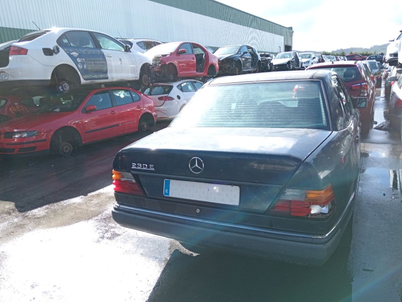 mercedes-benz 124 sedán (w124) del año 2025