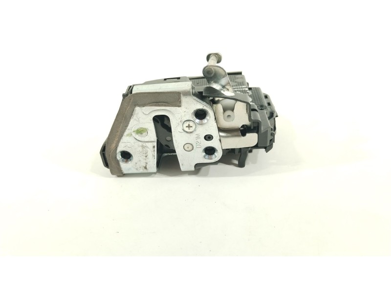 Recambio de cerradura puerta trasera derecha para toyota auris hybrid active referencia OEM IAM 6905005051  