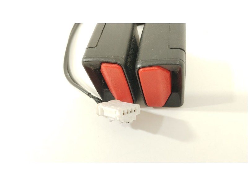 Recambio de enganche cinturon trasero izquierdo para peugeot 508 2.0 blue-hdi fap referencia OEM IAM 8976J9  