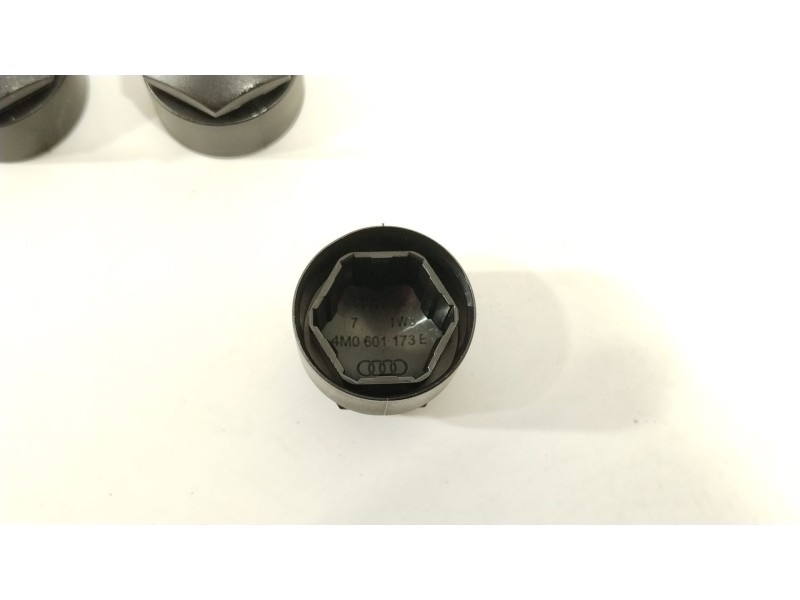 Recambio de embellecedor para seat arona (kj7, kjp) 1.6 mpi referencia OEM IAM 4M0601173E  