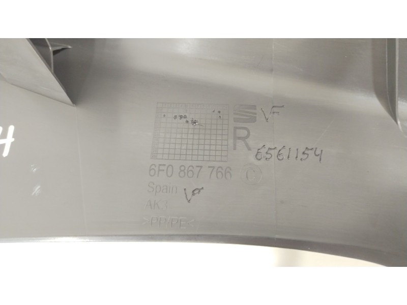 Recambio de moldura para seat arona (kj7, kjp) 1.6 mpi referencia OEM IAM 6F0867766  6F0867766C
