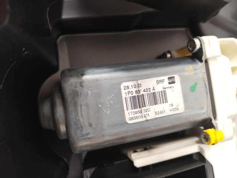 Recambio de elevalunas delantero derecho para seat leon (1p1) 2.0 tdi 16v referencia OEM IAM 1P0837402A  1K0959792H