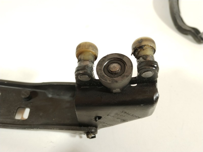 Recambio de bisagra puerta para renault trafic furgón l1h1 2,9t referencia OEM IAM 93451715 93451798 D312370J